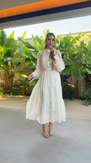 Vestido Midi Cru com Renda Gola Alta e Saia em Camadas - Off White