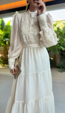 Vestido Midi Cru com Renda Gola Alta e Saia em Camadas - Off White
