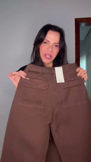 Calça Pantalona Caramelo Wide-Leg com Bolsos Cargo e Zíper Dourado - Caramelo