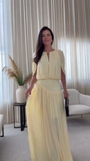 Vestido 100% Linho Amarelo Claro Maxi Manga Kimono e Saia Plissada - Amarelo Claro