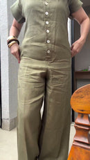 Macacão 100% Linho Verde Oliva Manga Curta e Calça Pantalona - Verde Oliva