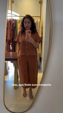 Conjunto 100% Linho Terracota Blusa Manga Curta Colarinho e Calça Capri - Terracota