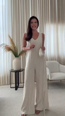 Macacão Off-White Plissado Decote V Alças Largas e Calça Pantalona - Off-White