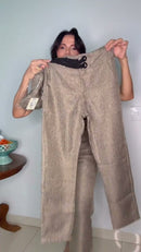 Calça Pantalona Bege Texturada Tweed com Fivelas no Cos - Bege Mescla