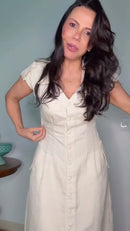 Vestido Camisão Listrado Cinza e Branco Sem Mangas Gola V - Cinza e Branco