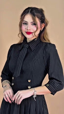 Vestido Risca de Giz com Gravatinha - Preto Risca de Giz