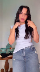 Short Jeans Claro Distressed com Rasgos e Barra Dobrada - Jeans Azul Claro