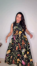 Vestido Floral Tropical Fundo Preto Sem Mangas e Gola Redonda - Preto Floral Tropical