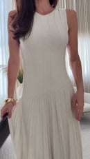 Vestido Off-White Plissado Midi Sem Alças Gola Redonda e Godê - Off-White