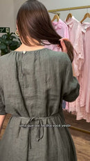 Vestido 100% Linho Verde Musgo Manga Curta Franzido e Botões Decorativos - Verde Musgo