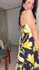 Vestido Floral Tropical Preto e Amarelo Alças Finas Midi - Preto Floral Tropical