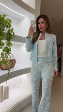 Conjunto Azul Bebê Renda Floral Blazer e Calça Pantalona - Azul Bebê