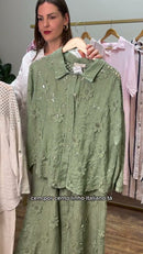 Conjunto Bordado Inglês Blusa Manga Comprida Colarinho e Saia Midi - Verde Sage