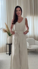 Macacão Off-White Plissado Decote V Alças Largas e Calça Pantalona - Off-White