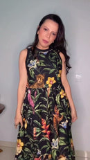 Vestido Floral Tropical Fundo Preto Sem Mangas e Gola Redonda - Preto Floral Tropical