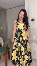 Vestido Floral Tropical Preto e Amarelo Alças Finas Midi - Preto Floral Tropical