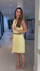 Vestido Amarelo Limao Midi Decote V Wrap e Saia Assimetrica com Cinto - Amarelo Limao