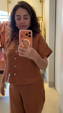 Conjunto 100% Linho Terracota Blusa Manga Curta Colarinho e Calça Capri - Terracota