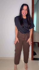 Calça Pantalona Caramelo Wide-Leg com Bolsos Cargo e Zíper Dourado - Caramelo